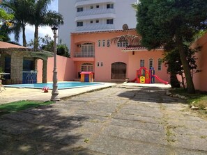 Pool - Casa com Piscina em Cabeçudas , 80 metros da Praia (Itajaí)