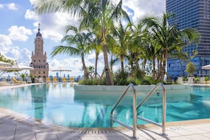 Pool - High Floor 3-Bdr Apartment with Incredible Views, Pool & 24/7 Gym G4416 (Miami)
