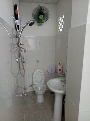 Perusstudio, parveke, kaupunkinäköala | Kylpyhuone