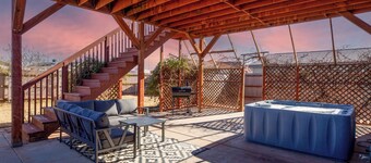 Haven near Antelope Canyon & Lake Powell: Boat Parking & 360 View