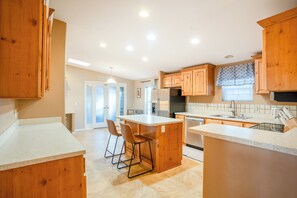 Fridge, microwave, oven, stovetop - Haven in the Canyons — Group Retreat with Hot Tub (Page)