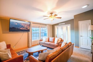 Smart TV, books - Haven in the Canyons — Group Retreat with Hot Tub (Page)