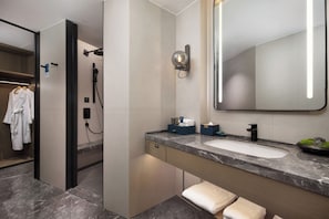 Perhestudiosviitti, näköala puutarhaan | Kylpyhuone