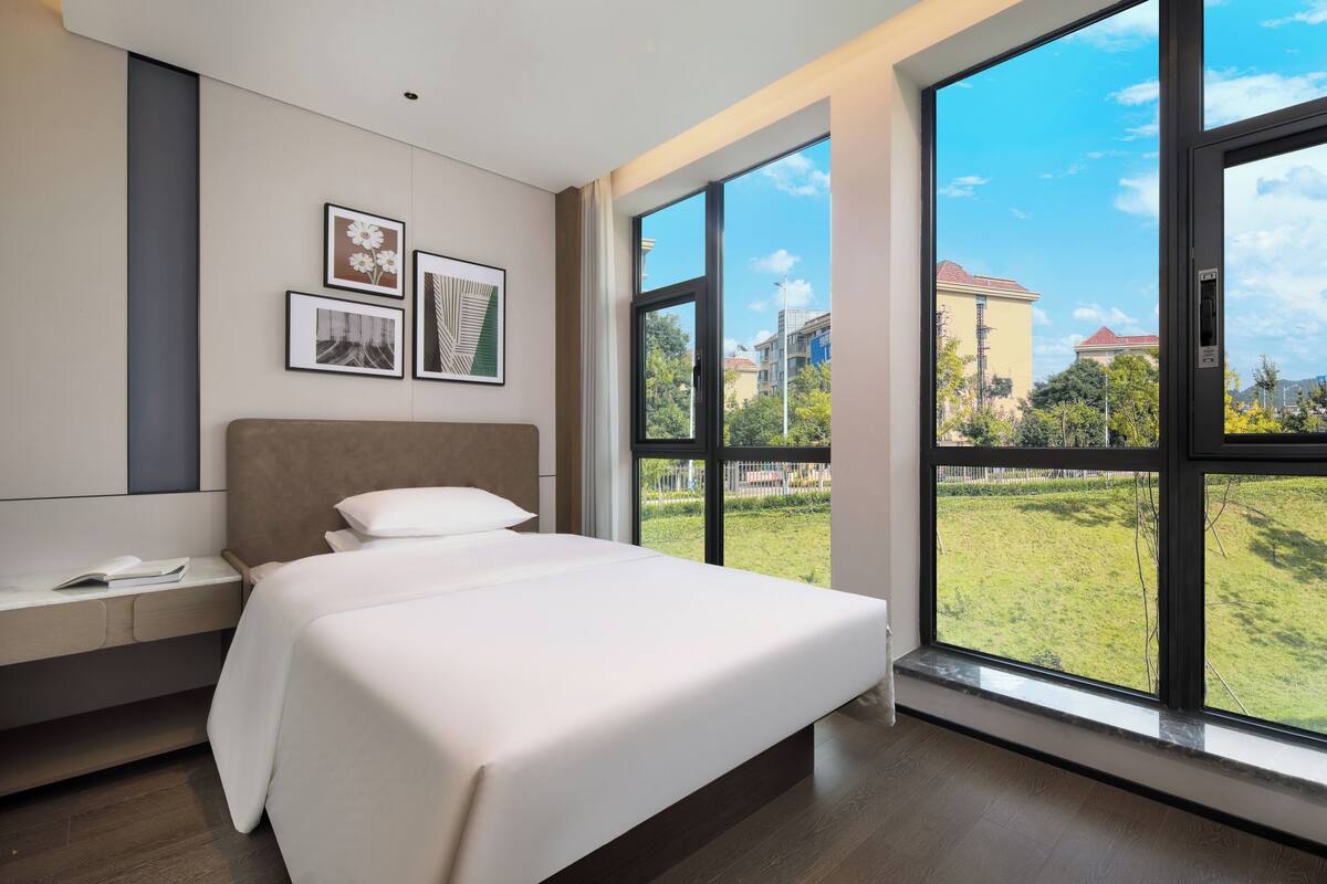 Perhehuone, näköala puutarhaan