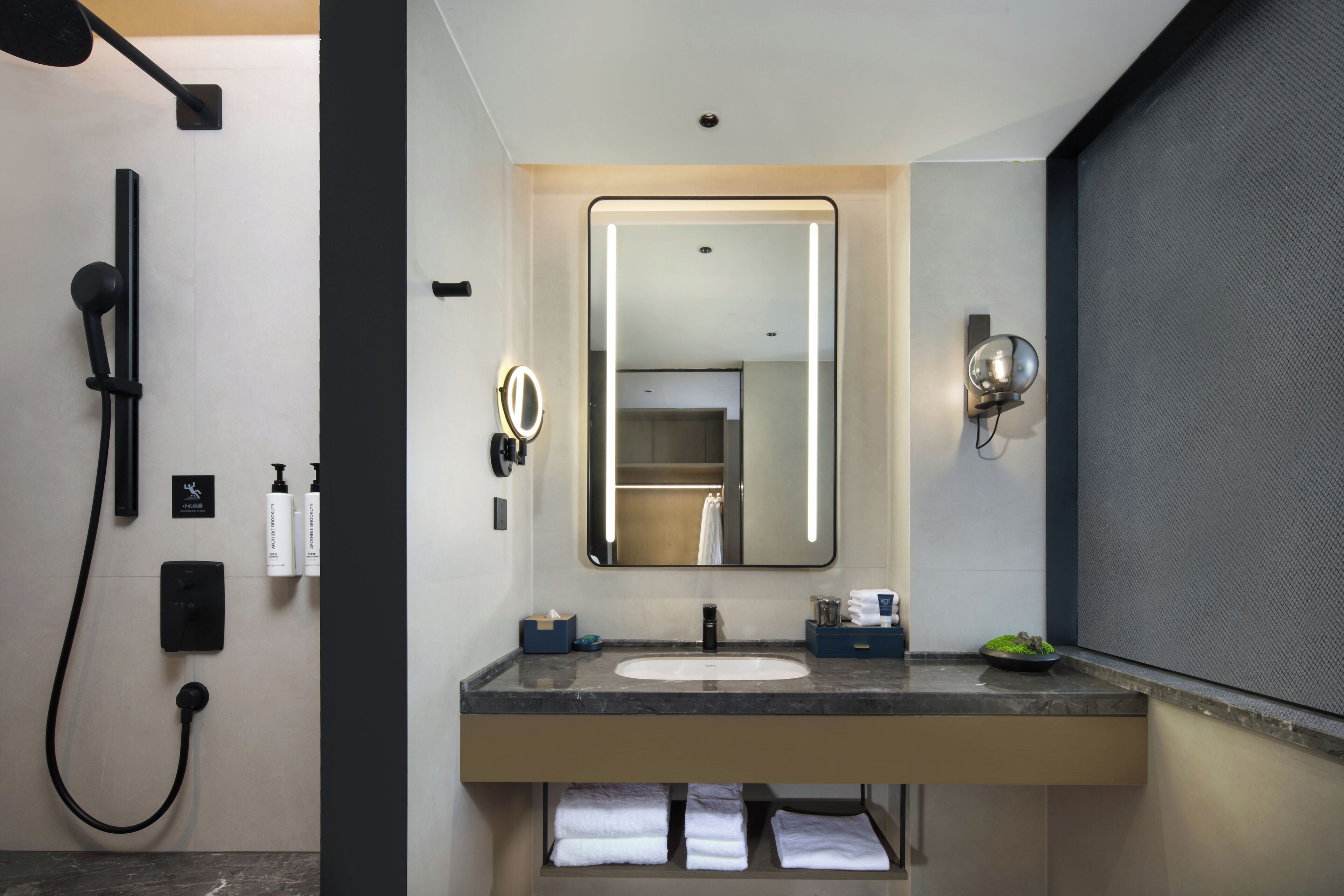 Chambre, vue jardin | Salle de bain