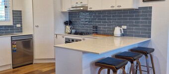  Cosy country cottage escape, moments from Historic pub and First Fleet Gardens.