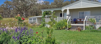 Cosy country cottage escape, moments from Historic pub and First Fleet Gardens.