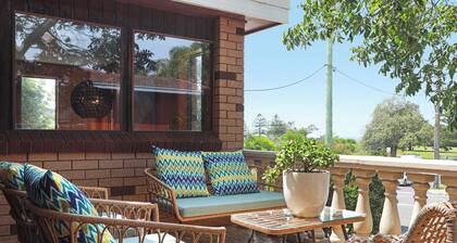 Renovated retro beach cottage w/5 bedrooms and only a short stroll to the beach