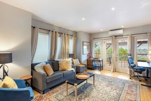 Living area - Queen Anne craftsman w/ panoramic Bay & Mtn view (Seattle)