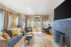 Living area - Queen Anne craftsman w/ panoramic Bay & Mtn view (Seattle)