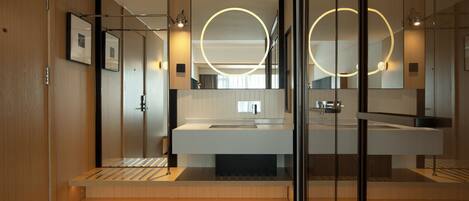 Comfort Condo, Multiple Beds, City View | Bathroom