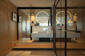 Apartamento Confort, varias camas, vistas a la ciudad | Baño | Secador de pelo, toallas, jabón y papel higiénico