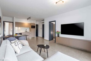 TV - Holiday apartment modernly furnished with full equipment (Funtana)
