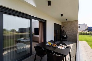 Outdoor dining - Holiday apartment modernly furnished with full equipment (Funtana)