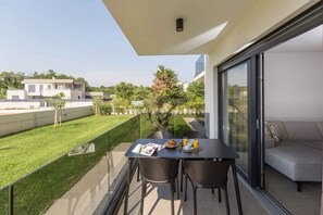 A balcony with a table, chairs, and a sofa. - Holiday apartment modernly furnished with full equipment (Funtana)