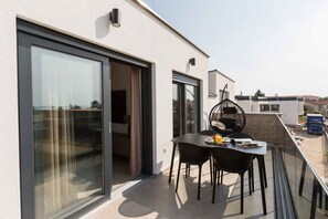 Outdoor dining - Holiday apartment modernly furnished with complete equipment (Funtana)