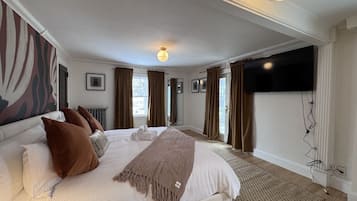 4 bedrooms, desk, iron/ironing board, WiFi