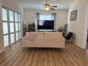 Living area - The Mandarin Hideaway, Games, Firepit, Sleeps 5 (Jacksonville)