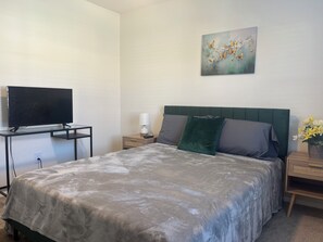 Room - The Mandarin Hideaway, Games, Firepit, Sleeps 5 (Jacksonville)