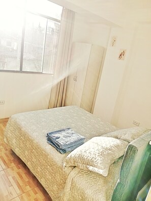 2 bedrooms, iron/ironing board, free WiFi, bed sheets - Minidepa warm, comfortable, residential, safe, restaurants nearby, family friendly. (Cusco)