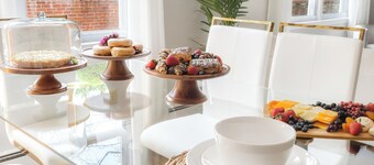 3 Bedrooms • 4 Queen Beds • 1.5 Bathrooms • Free Garage Parking