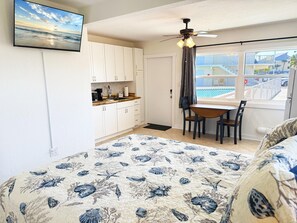 1 bedroom, iron/ironing board, WiFi, bed sheets - Venice Villas Studio – Walk-Out Poolside (Venice)