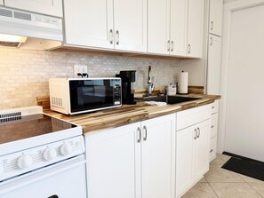Fridge, microwave, oven, stovetop - Venice Villas Studio – Walk-Out Poolside (Venice)