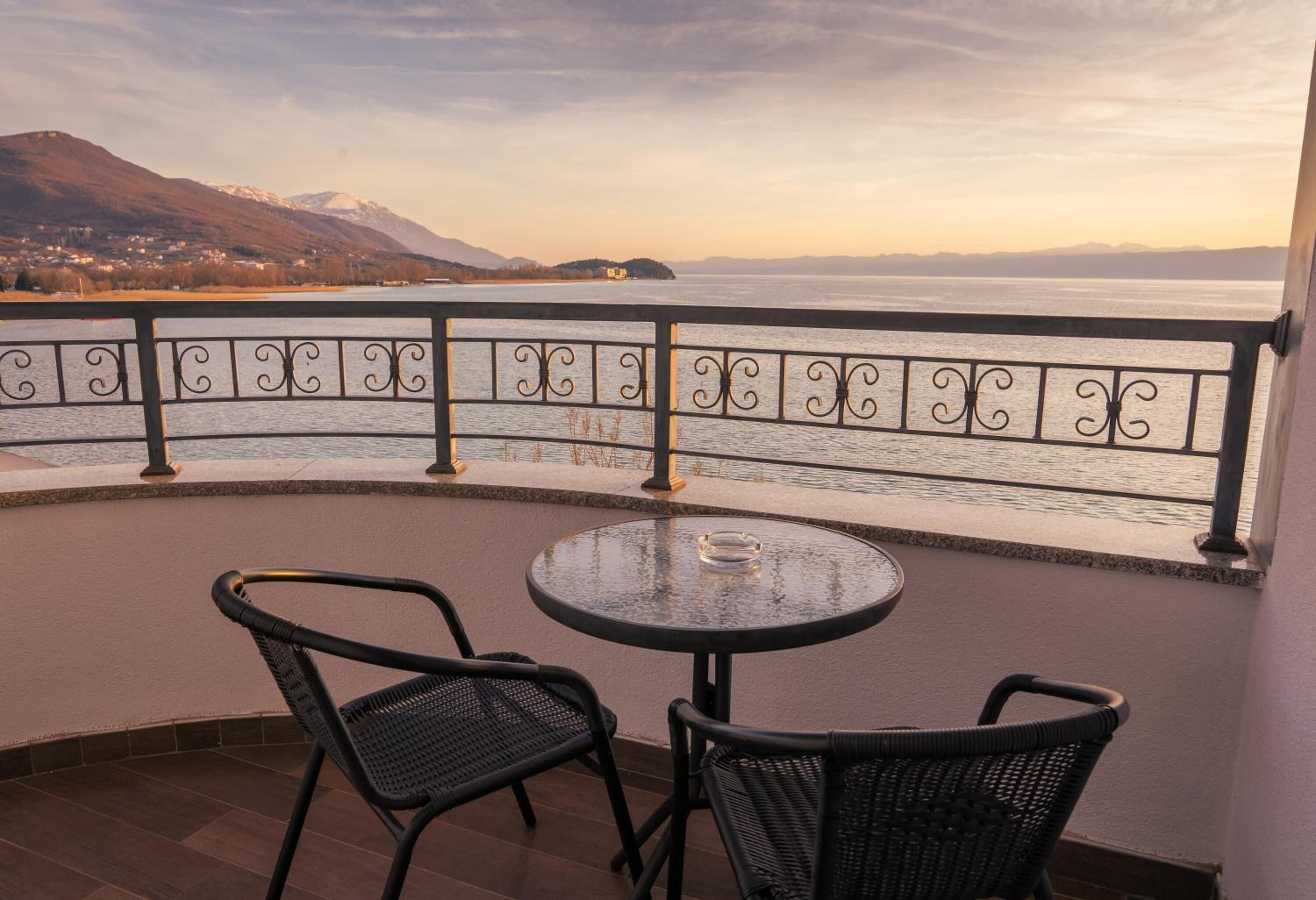 المنطقة المحيطة بالمنشأة