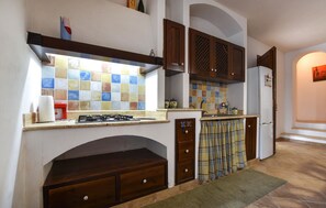 Refrigerador, microondas, parrilla de estufa y utensilios de cocina 