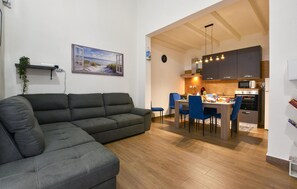 TV - 2 bedroom lovely home in Castellammare del Golf (Castellammare del Golf)