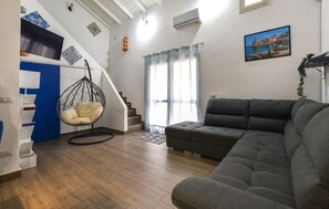 TV - 2 bedroom lovely home in Castellammare del Golf (Castellammare del Golf)