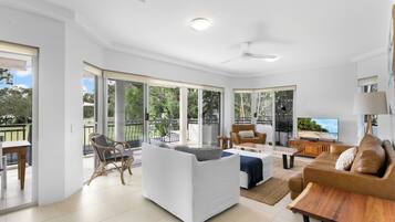 Superior Apartment, 2 Bedrooms, Park View | Living area