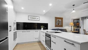 Superior Apartment, 3 Bedrooms, Ground Floor | Private kitchen