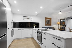 Superior Apartment, 3 Bedrooms, Ground Floor | Private kitchen - Riviera Noosa Resort (Noosaville)