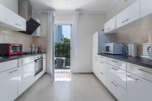 Fridge, microwave, oven, stovetop - Villa Andrea with swimming pool (Bužinija)