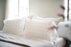 4 bedrooms, iron/ironing board, WiFi, bed sheets