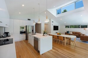 Fridge, microwave, oven, stovetop - Serena: Luxury retreat, direct access to beach path, spa, pizza oven, games room (Vincentia)