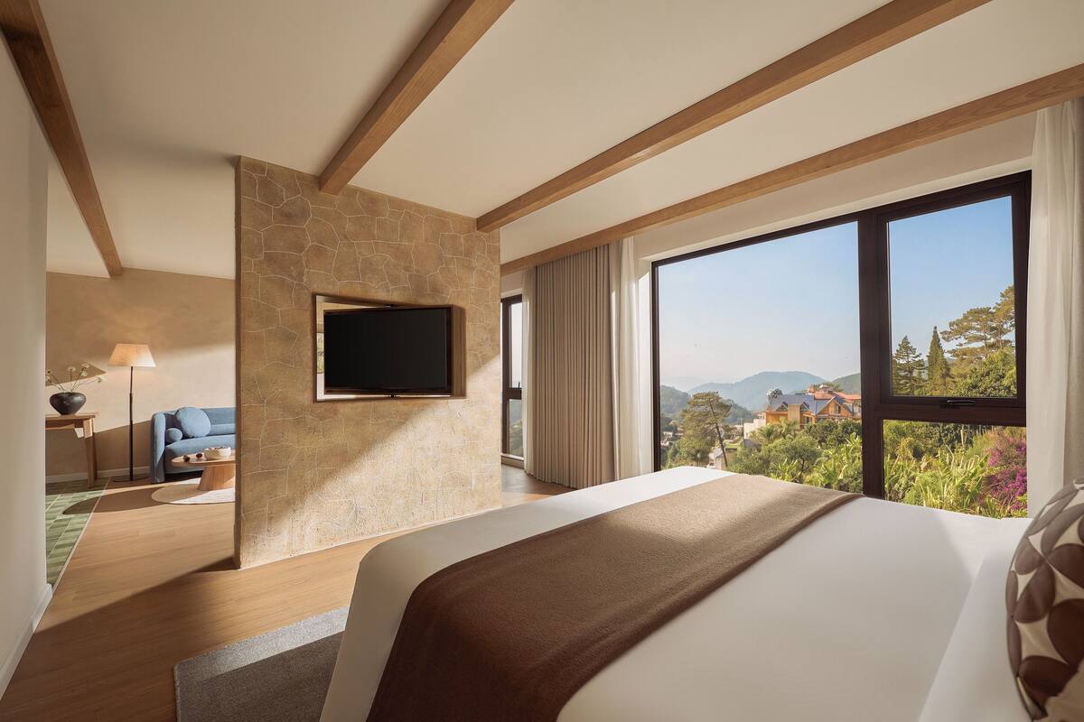 Room, Valley View | Minibar, in-room safe, desk, laptop workspace