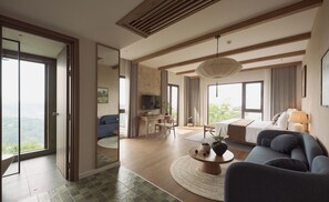 Habitación junior, balcón, vista al valle | Minibar y caja de seguridad en la habitación 
