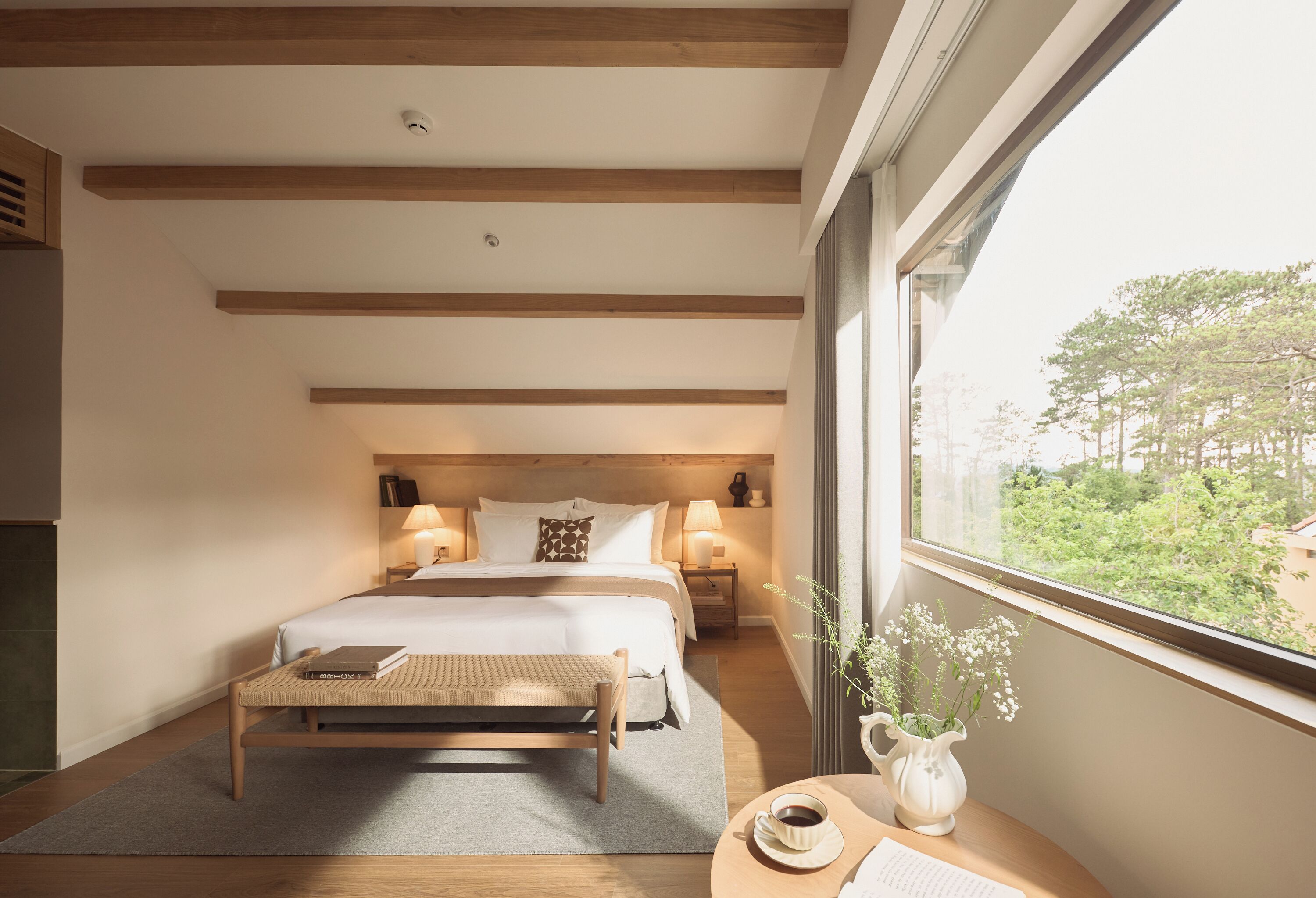 Habitación Deluxe, tina, vista a la ciudad | Minibar y caja de seguridad en la habitación 