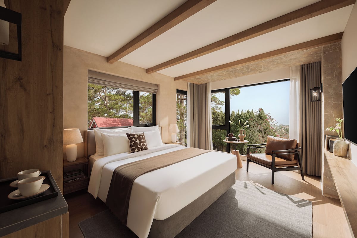 Grand Room, Balcony, City View | Minibar, in-room safe, desk, laptop workspace