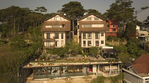 Vista frontal de la propiedad