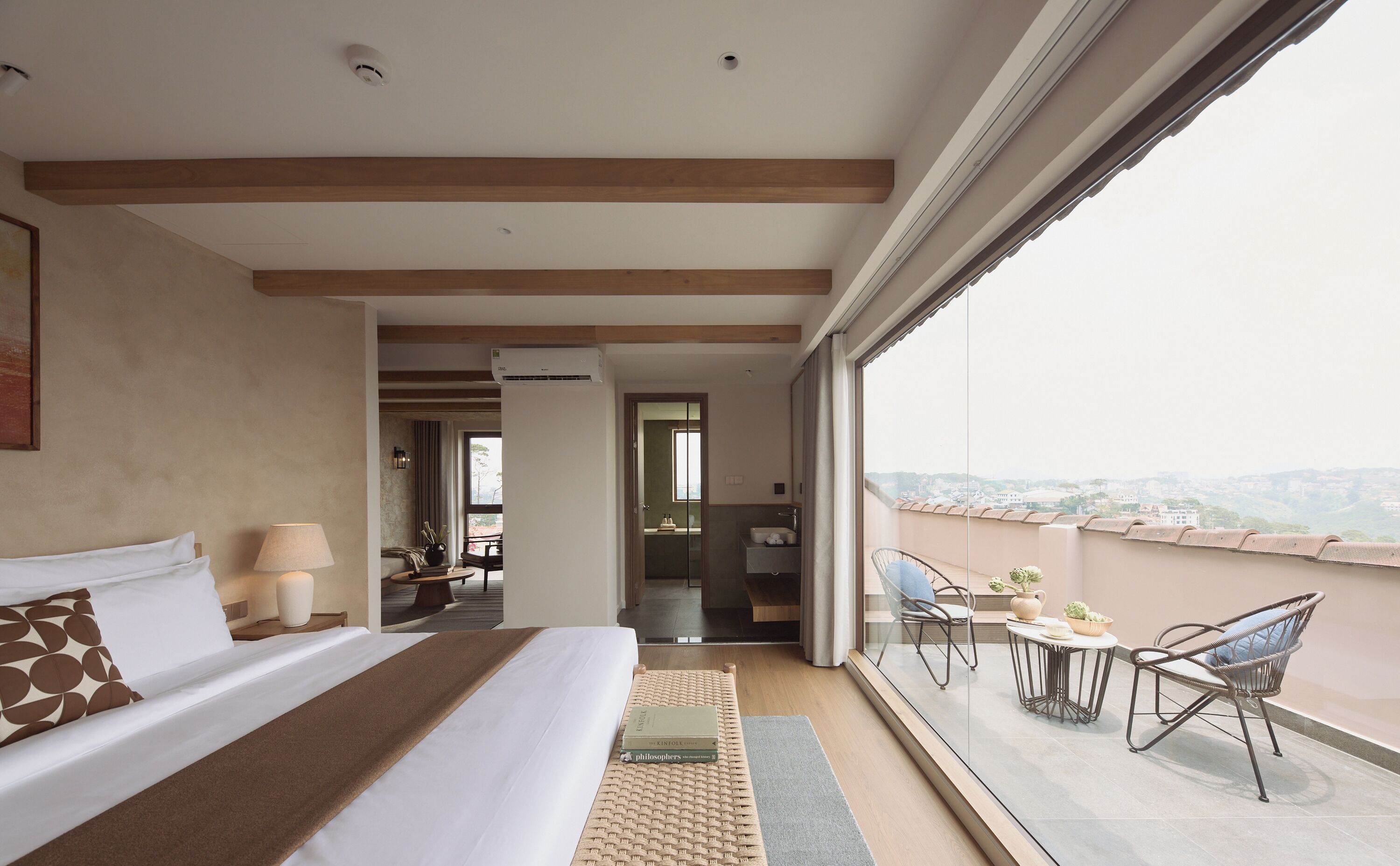 Suite Grand, balcón, vista al valle | Minibar y caja de seguridad en la habitación 