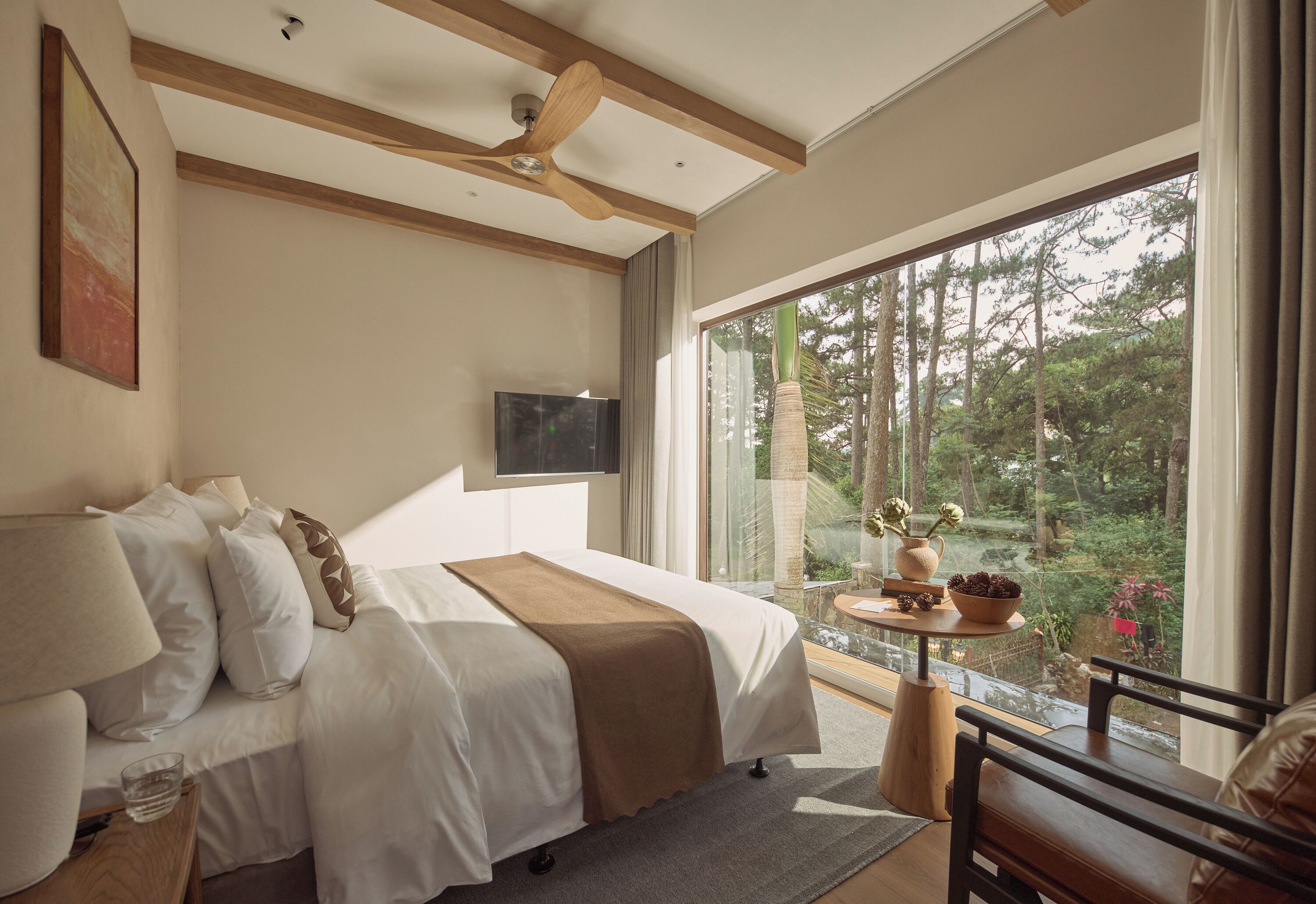 Habitación superior, vista a la ciudad | Minibar y caja de seguridad en la habitación 