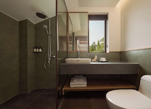 Chambre Junior, balcon, vue vallée | Salle de bain