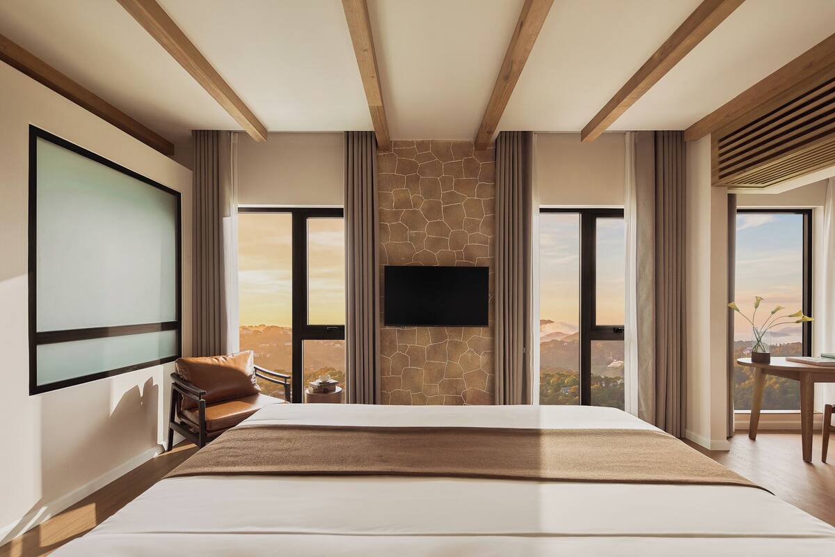 Grand Room, Valley View | Minibar, in-room safe, desk, laptop workspace