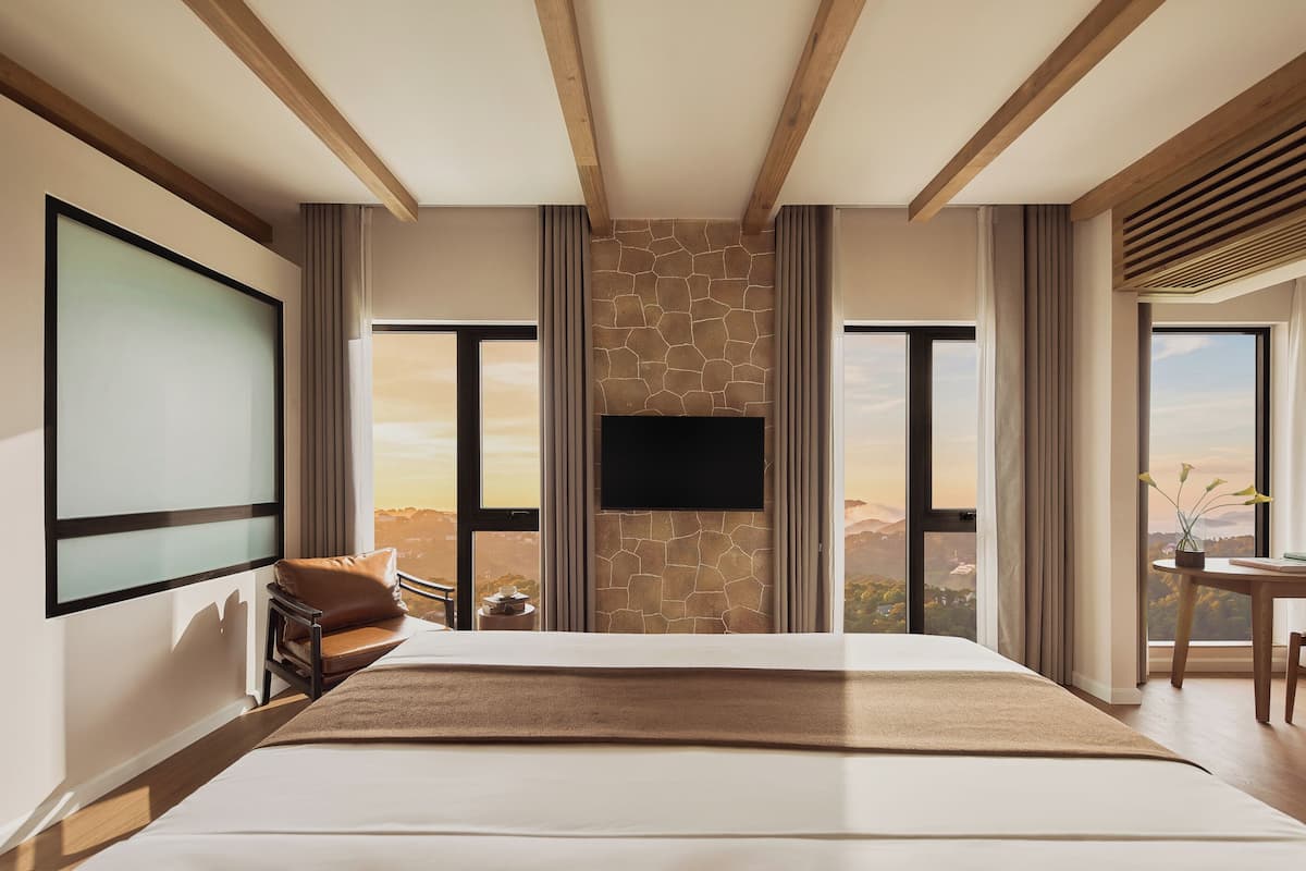 Grand Room, Valley View | Minibar, in-room safe, iron/ironing board, free WiFi
