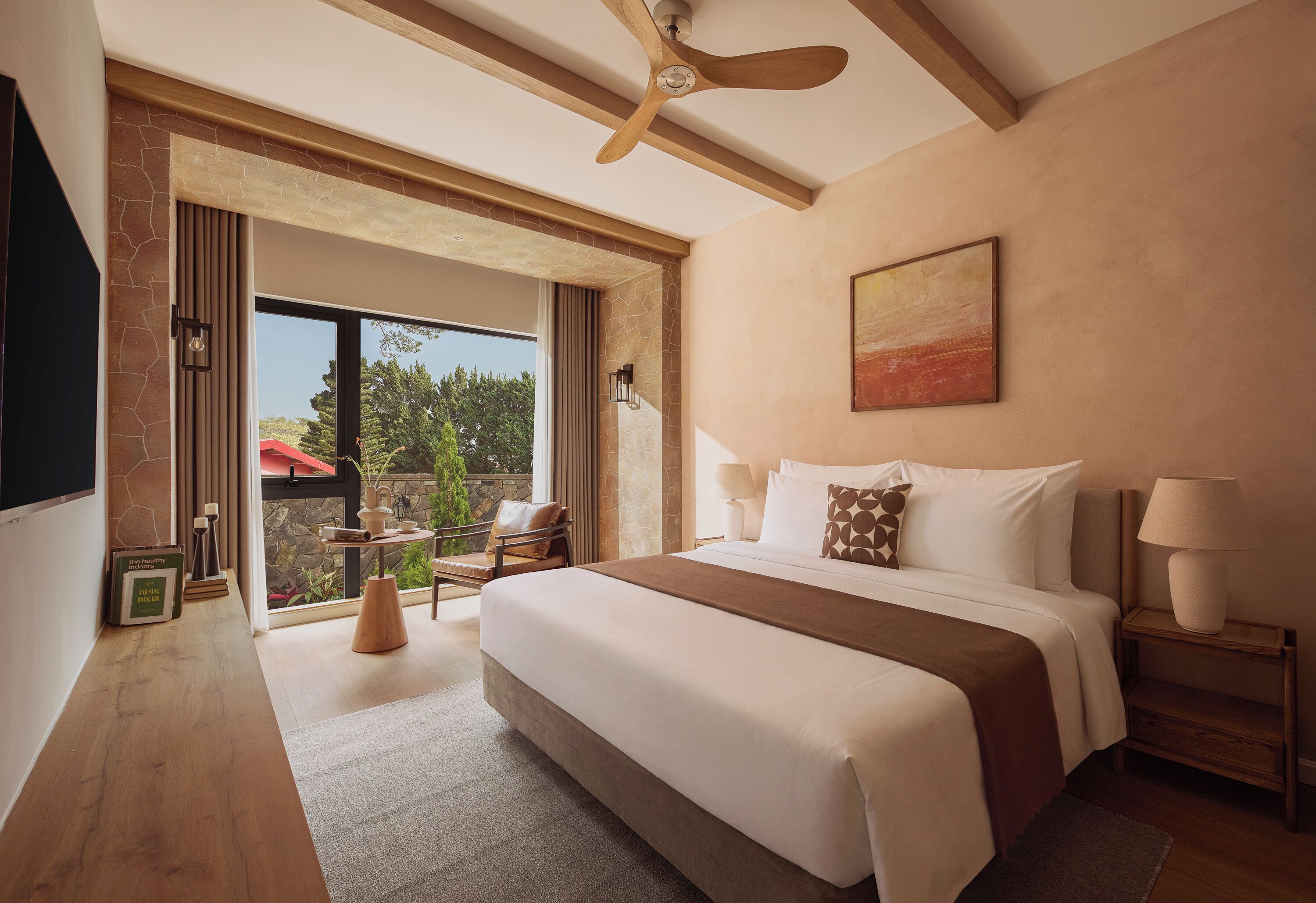 Deluxe Room | Minibar, in-room safe, iron/ironing board, free WiFi