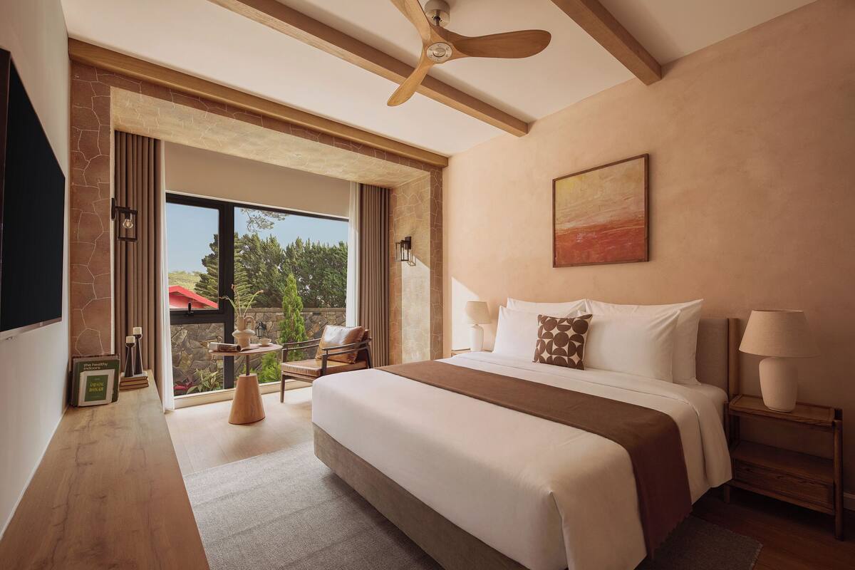 Deluxe Room | Minibar, in-room safe, desk, laptop workspace