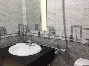 Classic-studio, parveke, kaupunkinäköala | Kylpyhuone